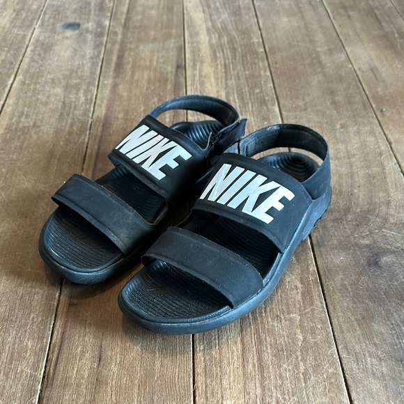 Nike women’s sandals size 7 - Picture 1 of 5